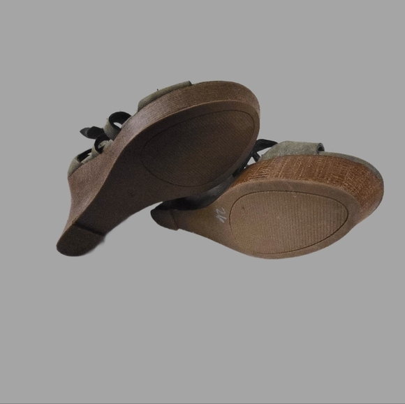 Guess High Wedge Strappy Sandal Size 9 - Picture 6 of 6